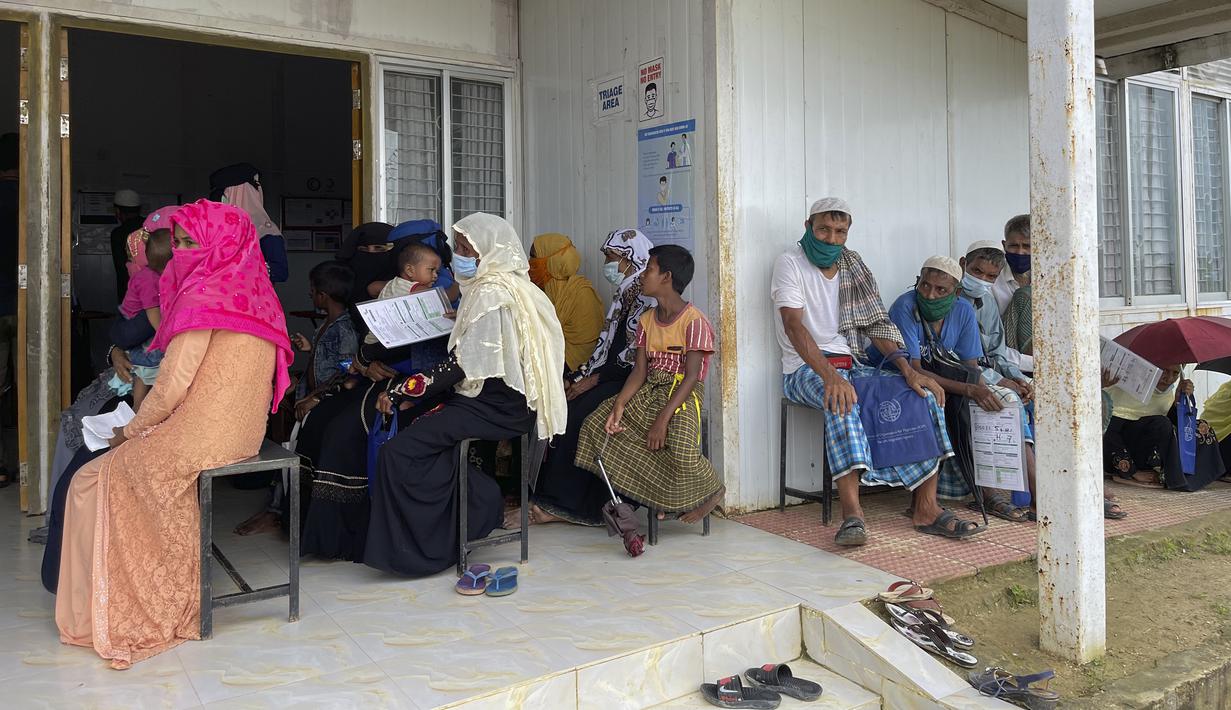 Pengungsi Rohingya menunggu untuk divaksinasi COVID-19 di Ukhiya di Cox's Bazar, Bangladesh(10/8/2021).  Pemerintah Bangladesh dan lembaga bantuan mulai memvaksinasi pengungsi Rohingya pada Selasa ketika gelombang virus meningkatkan risiko kesehatan di kamp-kamp pengungsian. (AP Photo)