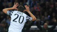 Striker Juventus, Marko Pjaca berselebrasi usai mencetak gol ke gawang Porto pada leg pertama babak 16 besar Liga Champions di Estadio do Dragao, Porto, Rabu (22/2). Pjaca mencetak gol memanfaatkan bola liar di kotak penalti Porto. (AP Photo/Paulo Duarte)