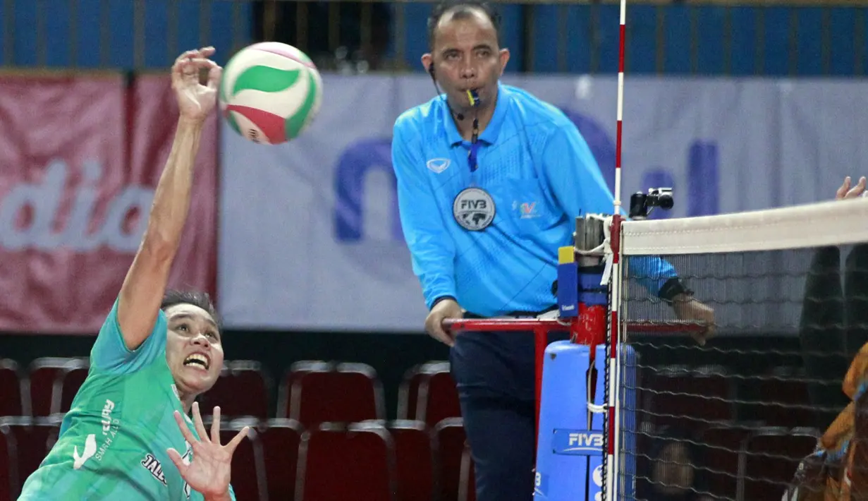 Ekspresi pebola voli TNI AL saat memukul bola dalam pertandingan Final Four Livoli Divisi Utama melawan TNI AU yang berlangsung di GOR Jayabaya, Kota Kediri, Jawa Timur, Rabu (6/12/2023). (Dok. PBVSI)