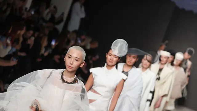 Ilustrasi Penampilan Nelly Kruk/Moscow Fashion Week