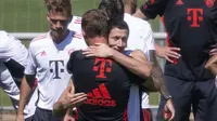 Robert Lewandowski akan menandatangani kontrak dengan Barcelona dalam waktu dekat. Namun Lewandowski yang masih  bergabung dalam sesi latihan pramusim bersama Bayern Munchen langsung berpamitan sebelum terbang ke Barcelona. (AP/dpa/Sven Hoppe)