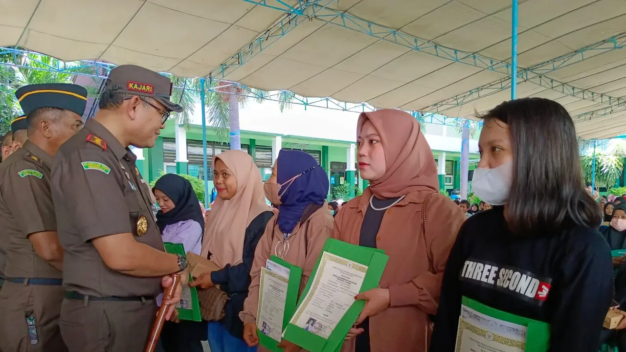 Kajari Situbondo, Nauli Rachim Siregar menyaksikan langsung penyerahan ijazah kepada ratusan siswa di SMKN 1 Panji Situbondo (Istimewa)