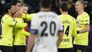 Gelandang Borrusia Dortmund, Marco Reus berselebrasi dengan rekan-rekannya usai mencetak gol ke gawang Besiktas pada pertandingan Grup C Liga Champions di Signal Iduna Park, Jerman, Rabu (8/12/2021). Dortmund menang telak atas Besiktas dengan skor 5-0. (AP Photo/ Martin Meissner)