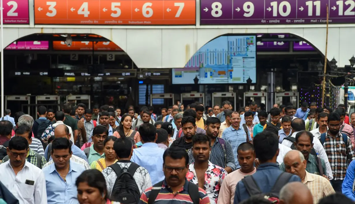 Penumpang keluar dari Stasiun Chhatrapati Shivaji Maharaj pada jam sibuk di Mumbai, India, Kamis (8/9/2022). Hampir seluruh operasi kereta api di India ditangani oleh perusahaan negeri, Indian Railways, dibawah Departemen Kereta Api. (Punit PARANJPE/AFP)
