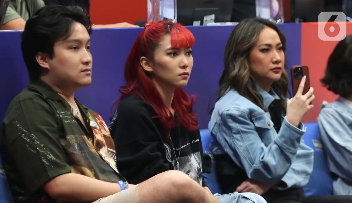 Penyanyi, Isyana Sarasvati (tengah) serius menyaksikan laga penutup penyisihan grup H FIBA World Cup 2023 antara Latvia dan Kanada di Indonesia Arena, Gelora Bung Karno, Jakarta, Selasa (29/8/2023). (Liputan6.com/Helmi Fithriansyah)