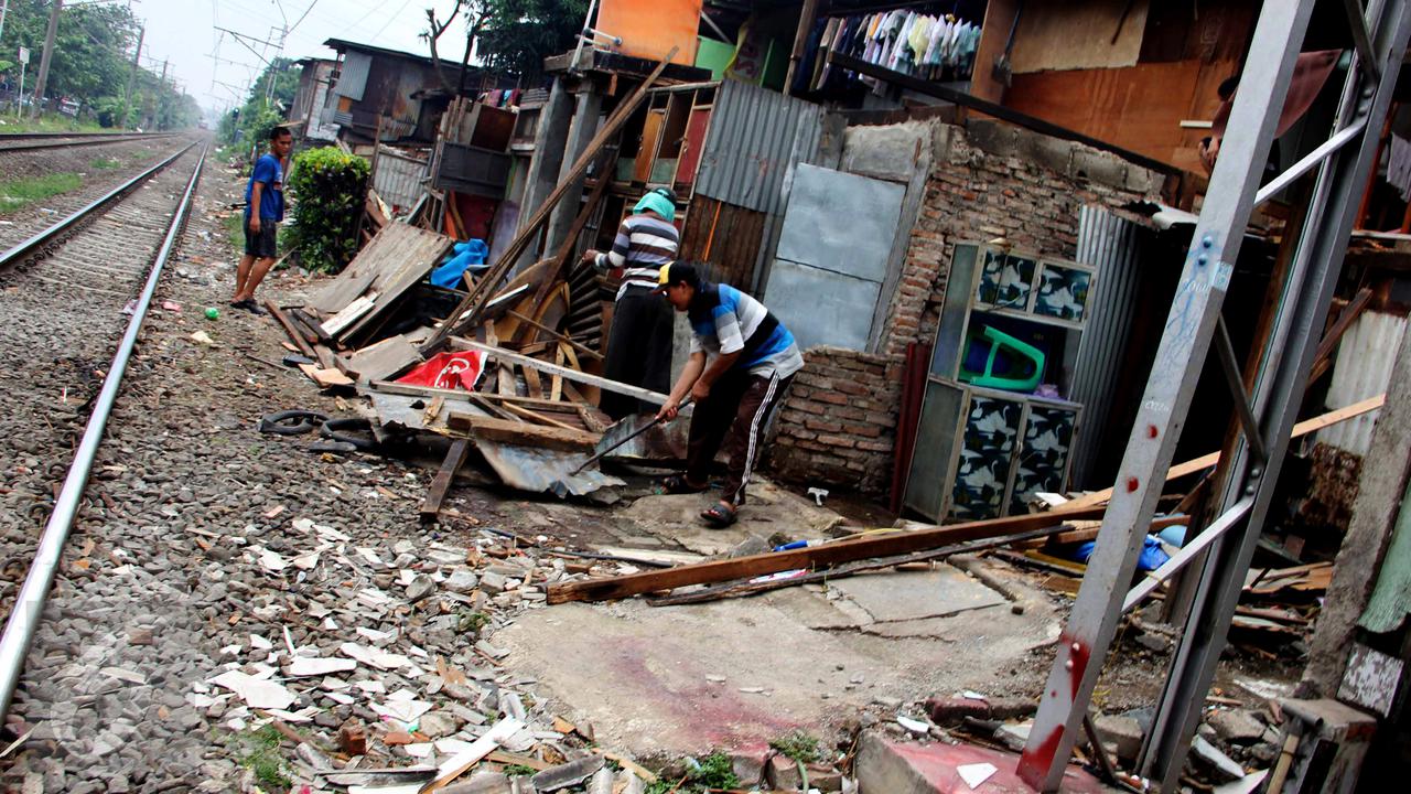 Kena Penggusuran, Warga Rawajati Bongkar Bangunannya Sendiri