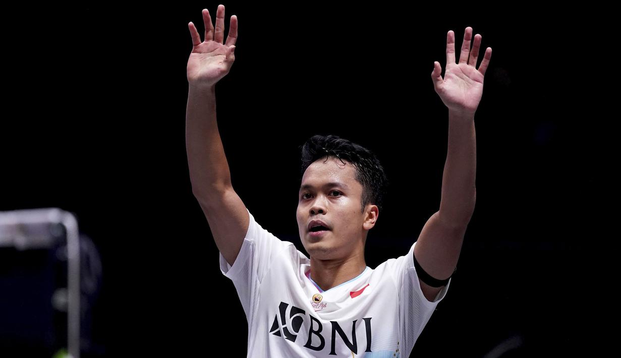 Pebulu tangkis tunggal putra Indonesia, Anthony Sinisuka Ginting merayakan kemenangan atas pebulu tangkis Denmark, Victor Axelsen pada laga perempat final All England 2024 di Utilita Arena Birmingham, Inggris, Jumat (15/03/2024). (AP Photo/PA/Bradley Collyer)