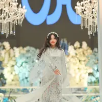 Fuji tampil bak peri dengan gamis putih bercorak bunga yang sangat cantik. Gamis Fuji memiliki detail outer tulle putih yang transparan. [Foto: Instagram/vanillahijab]