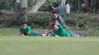 Pemain Timnas U-19, Egy Maulana Vikri (kanan) dan Rachmat Irianto saat mengikuti sesi latihan Perdana di Lapangan Legenda Football Arena, Bekasi, Jumat (29/9/2017). Latihan ini untuk persiapan uji coba melawan Kamboja dan Thailand.  (Bola.com/Nicklas Hano