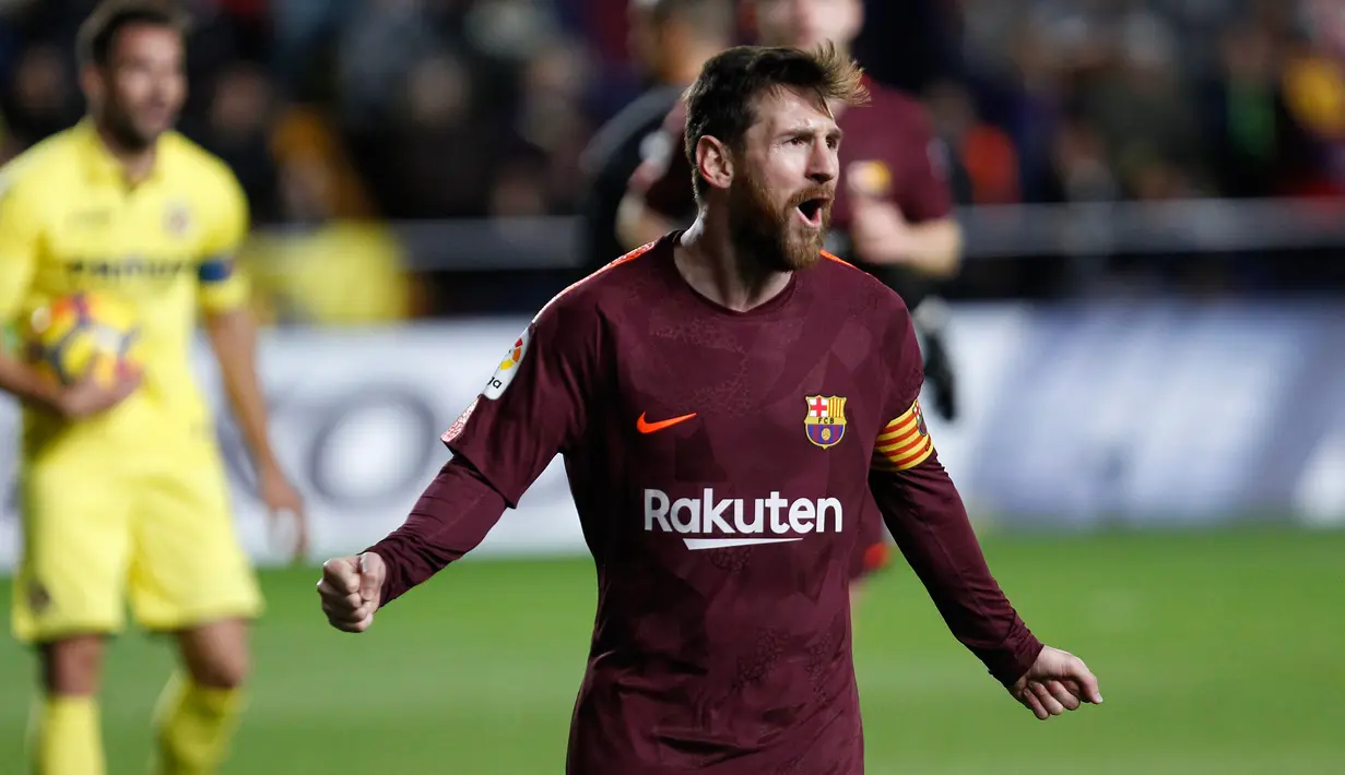 Pemain Barcelona, Lionel Messi berselebrasi setelah mencetak gol ke gawang Villarreal pada jornada ke-15 La Liga di Stadion Ceramica, Minggu (10/12). Barcelona menang 2-0 usai Villarreal bermain dengan sepuluh orang di babak kedua. (AP/Alberto Saiz)