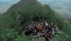 Pendak berfoto di Gunung Maras di Bangka Belitung. (Dok: IG @reskialfalah&nbsp;https://www.instagram.com/p/CNGynBYBwhW/?igsh=dHdvM2U1eWNpNWk5)