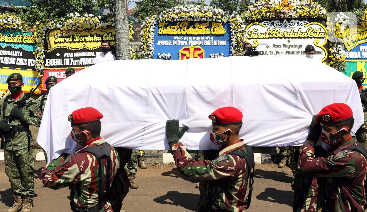 Prajurit TNI mengusung jenazah mantan KSAD Jenderal TNI (Purn) Pramono Edhie Wibowo di kawasan Puri Cikeas, Kab Bogor, Jabar, Minggu (14/6/2020). Pramono Edhie Wibowo wafat di usia 65 tahun dan akan dimakamkan secara militer di TMPN Kalibata. (Liputan6.com/Helmi Fithriansyah)