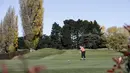 Seorang wanita bermain golf di Christchurch, Selandia Baru, Selasa (28/4/2020). Selandia Baru melonggarkan pembatasan lockdown akibat COVID-19 dari level empat ke ke level tiga. (AP Photo/Mark Baker)