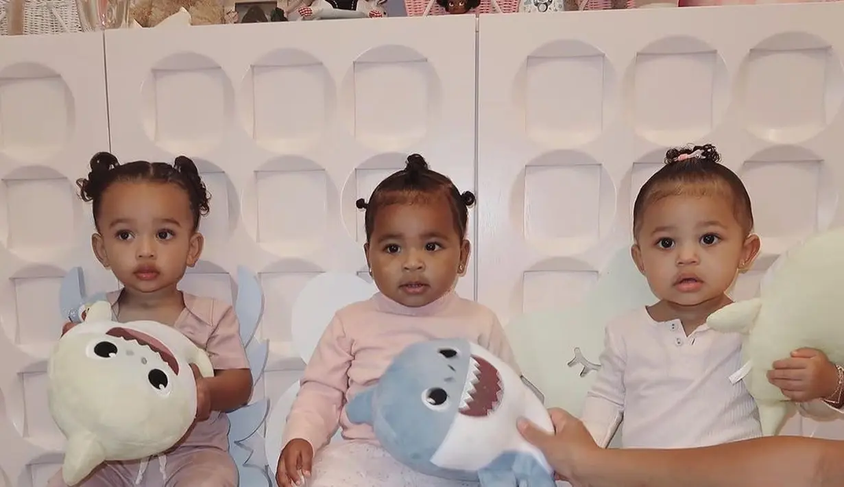 Gemasnya Stormi Webster bersama putri dari Kim Kardashian dan Khloe Kardashian, Chicago West (kiri) dan True Thompson (tengah)(Liputan6.com/IG/@kyliejenner).