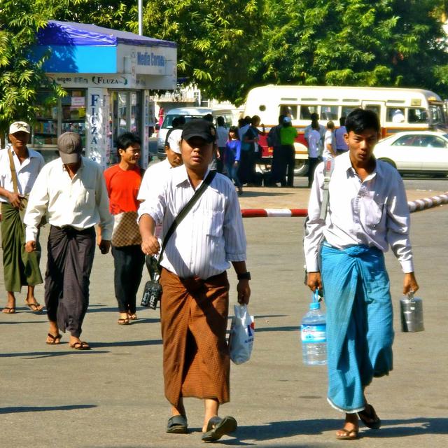 Modisnya Kain Sarung Muda Mudi Myanmar Yang Dipakai Ke Mana Saja