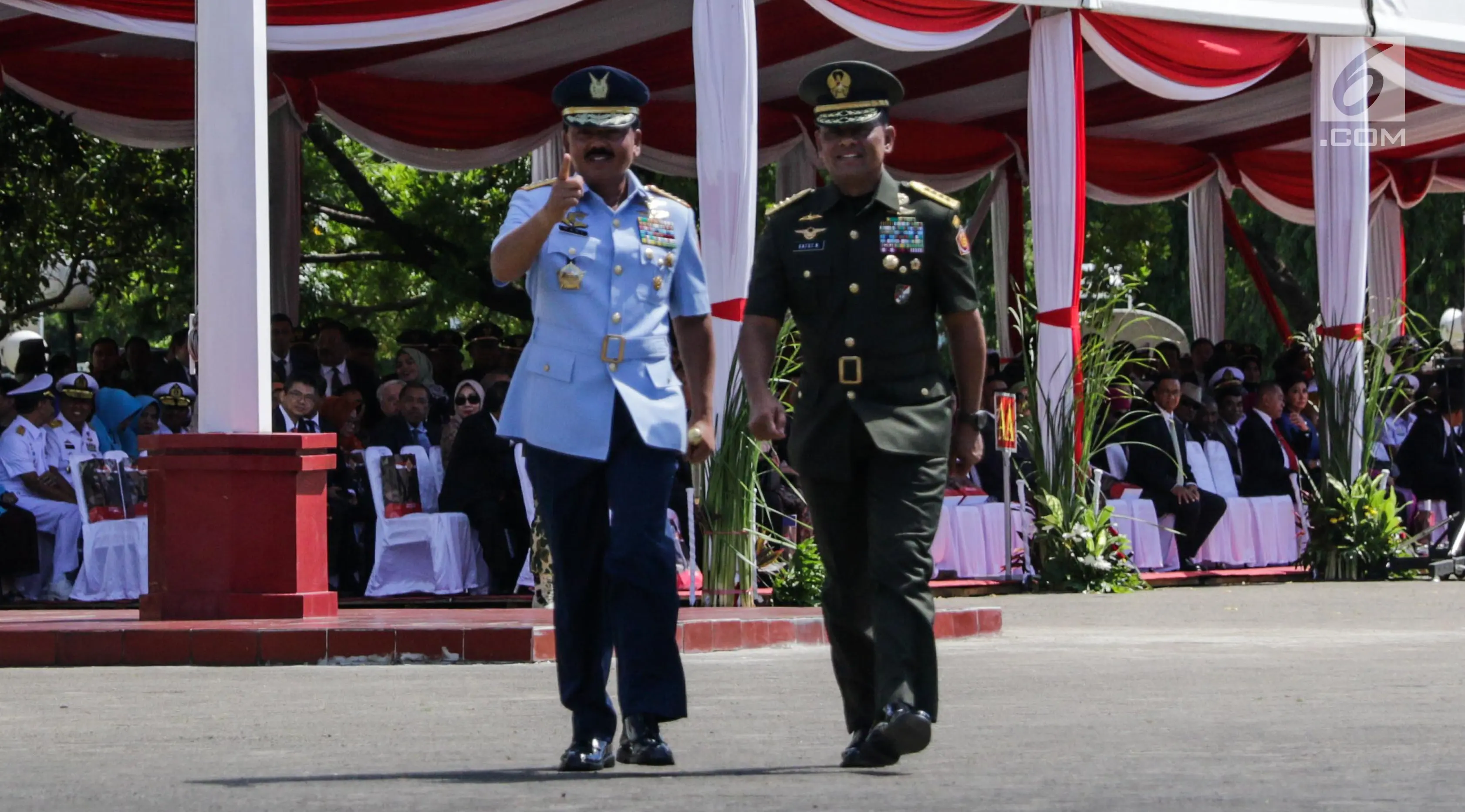 Jenderal TNI Gatot Nurmantyo dan Marsekal TNI Hadi Tjahjanto dalam upacara serah terima jabatan Panglima TNI di Mabes TNI Cilangkap, Sabtu (9/12). Marsekal Hadi Tjahjanto merupakan Panglima TNI kedua yang berasal dari TNI AU. (Liputan6.com/Faizal Fanani)