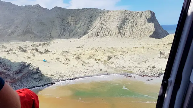 Gunung berapi adalah daya tarik utama pulau itu. Kota Whakatane menyebut dirinya "Gerbang Menuju White Island," dan sebagian besar ekonomi lokal didorong oleh kunjungan wisatawan.