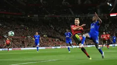 Pemain Manchester United, Luke Shaw (kiri) menendang bola ke gawang Leicester City dalam ajang Liga Inggris di Old Trafford, Manchester, Inggris, Jumat (10/8). Manchester United menang 2-1 atas Leicester City. (AP Photo/Jon Super)