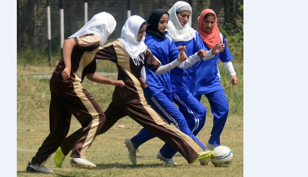 Siswa putri di Kashmir bermain sepakbola dalam sebuah turnamen di Srinagar, India. (10/9/2015). (AFP Photo/Tauseef Mustafa)