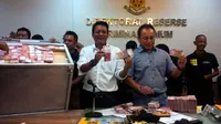 Subdit Jatanras Ditreskrimum Polda Metro Jaya memperlihatkan barang bukti perampokan senilai Rp 1,75 miliar. (Liputan6.com/Nafiysul Qodar)  