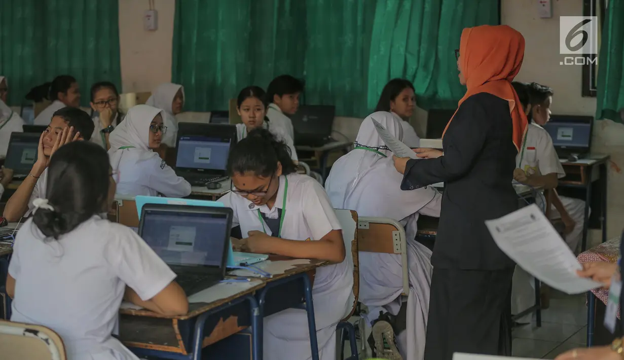 Pengawas ujian membacakan tata tertib Ujian Nasional Berbasis Komputer (UNBK) saat pelaksaan UNBK di SMP Negeri (SMPN) 1, Cikini, Jakarta, Senin, (22/4). Sebanyak 4.279.008 siswa mengikuti UNBK tingkat SMP dan MTS yang dilaksanakan mulai 22 April hingga 25 April. (Liputan6.com/Faizal Fanani)