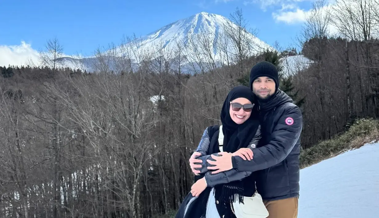 Sampai saat ini di Jepang masih musim dingin, pasangan ini pun terlihat stylish dengan busana hangatnya yang tampil senada. Banyak netizen memuji kebersamaan keduanya yang tampil kompak dan mesra.(Liputan6.com/IG/@shireensungkar)
