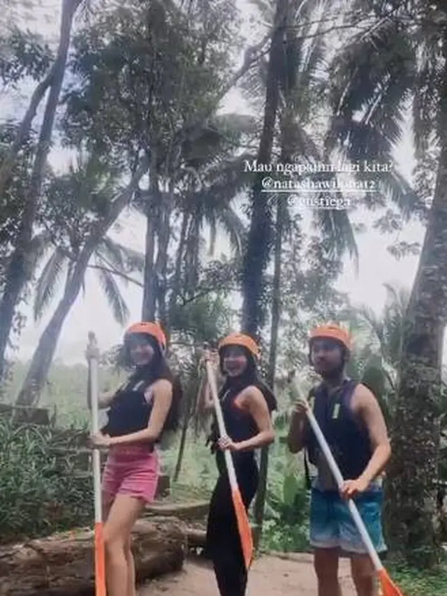 6 Potret Natasha Wilona dan Elina Joerg yang Liburan Ke Bali