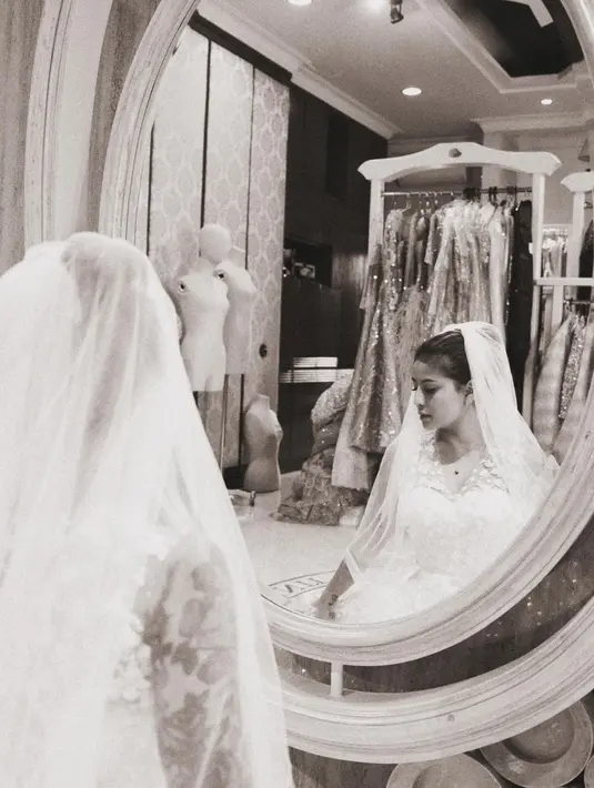 Penampilan Awkarin semakin memesona karena ia mencoba mengenakan veilnya, bak pengantin sungguhan. [Foto: Instagram/narinkovilda]