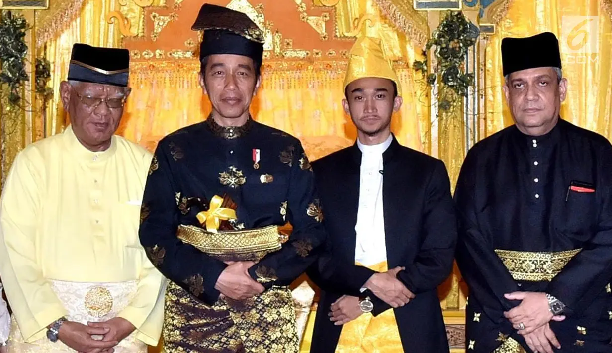 Presiden Joko Widodo foto bersama dengan Sultan Deli, Tuanku Mahmud Lamantjiji Perkasa Alam dan Pemangku Sultan Deli Tengku Hamdy Osman Delikhan Al-Haj di Istana Maimoon, Minggu (6/10). (Liputan6.com/HO/Biropers)