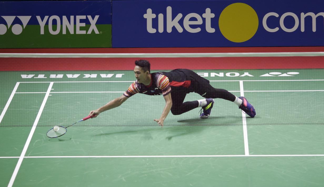 Tunggal putra Indonesia, Jonatan Christie, saat melawan wakil Denmark, Hans-Kristian Solberg Vittinghus, pada Indonesia Open 2019 di Istora, Jakarta, Kamis (18/7). Jonatan menang 22-20, 21-13. (Bola.com/M Iqbal Ichsan)