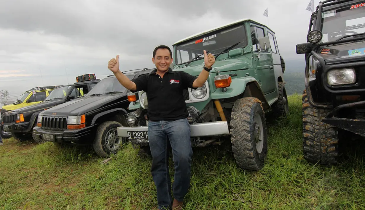 Salah satu anggota SOCA Solidarity berpose di depan Jeep Cherokee-nya, Jumat (15/5/14), (Liputan6.com/Faizal Fanani)