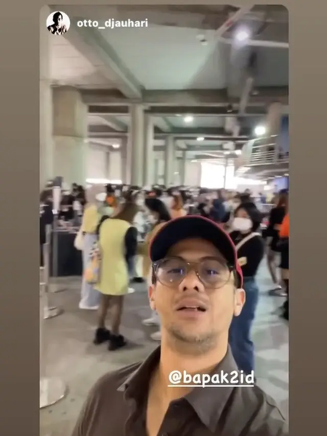 Ersa Mayori dan Otto Djauhari menemani putri mereka nonton konser ENHYPEN. (Foto: Instagram Stories Ersa Mayori)