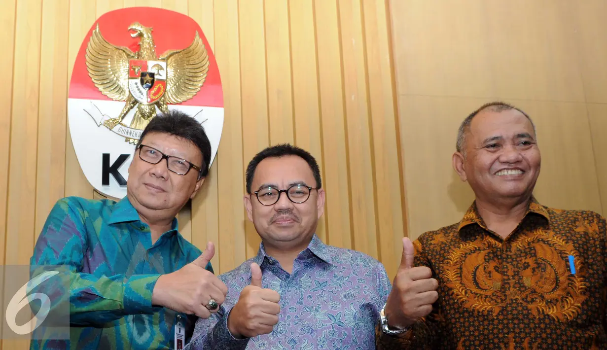 (ki-ka) Mendagri Tjahjo Kumolo bersama Menteri ESDM Sudirman Said dan Ketua KPK Agus Rahardjo berfoto bersama usai memberikan keterangan pers hasil rapat koordinasi di Gedung KPK, Jakarta, Senin (15/2). (Liputan6.com/Helmi Afandi)    