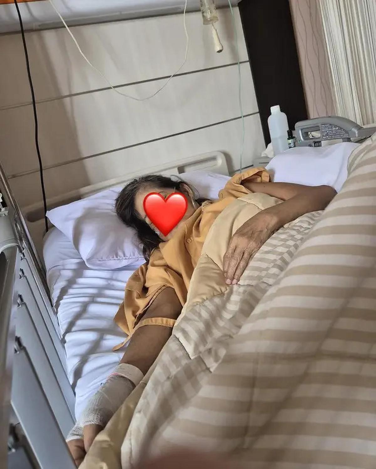 6 Potret Chika Jessica Dampingi Ibunda yang Sakit Stroke, Minta Doa Kesembuhan
