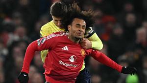 Bek Southampton asal Polandia #35, Jan Bednarek, dan penyerang Manchester United asal Belanda #11, Joshua Zirkzee, berebut bola selama pertandingan Liga Primer Inggris antara Manchester United dan Southampton di Old Trafford di Manchester, Inggris barat laut,&nbsp;Jumat dini hari WIB (17-1-2025). (Oli SCARFF/AFP)