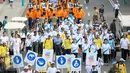 Wakil Presiden Jusuf Kalla berada diantara kerumunan para peserta jalan sehat memperingati puncak Hari Kesehatan Nasional Ke-51 di Silang Monas, Jakarta, Minggu (6/12/2015). Acara tersebut dihadir sebanyak 2000 peserta. (Liputan6.com/Faizal Fanani)