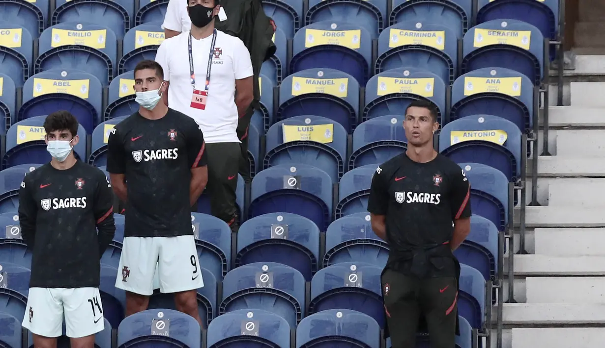 Meski tak bermain, Cristiano Ronaldo tetap memberikan dukungan kepada rekan setimnya. Dia terlihat menonton langsung dari tribun Stadion. (AP/Miguel Angelo Pereira)