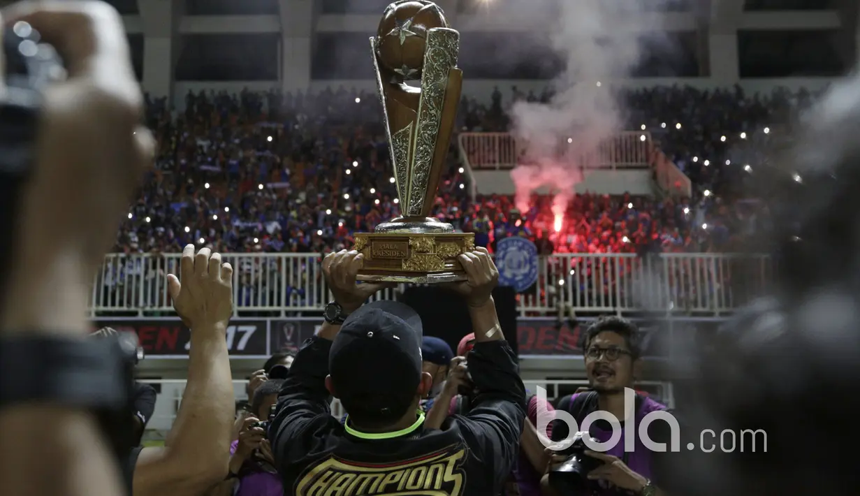 Para Pemain Arema FC merayakan keberhasilan meraih juara Piala Presiden 2017 bersama Aremania di Stadion Pakansari, Bogor, Minggu (12/3/2017). (Bola.com/Nicklas Hanoatubun)