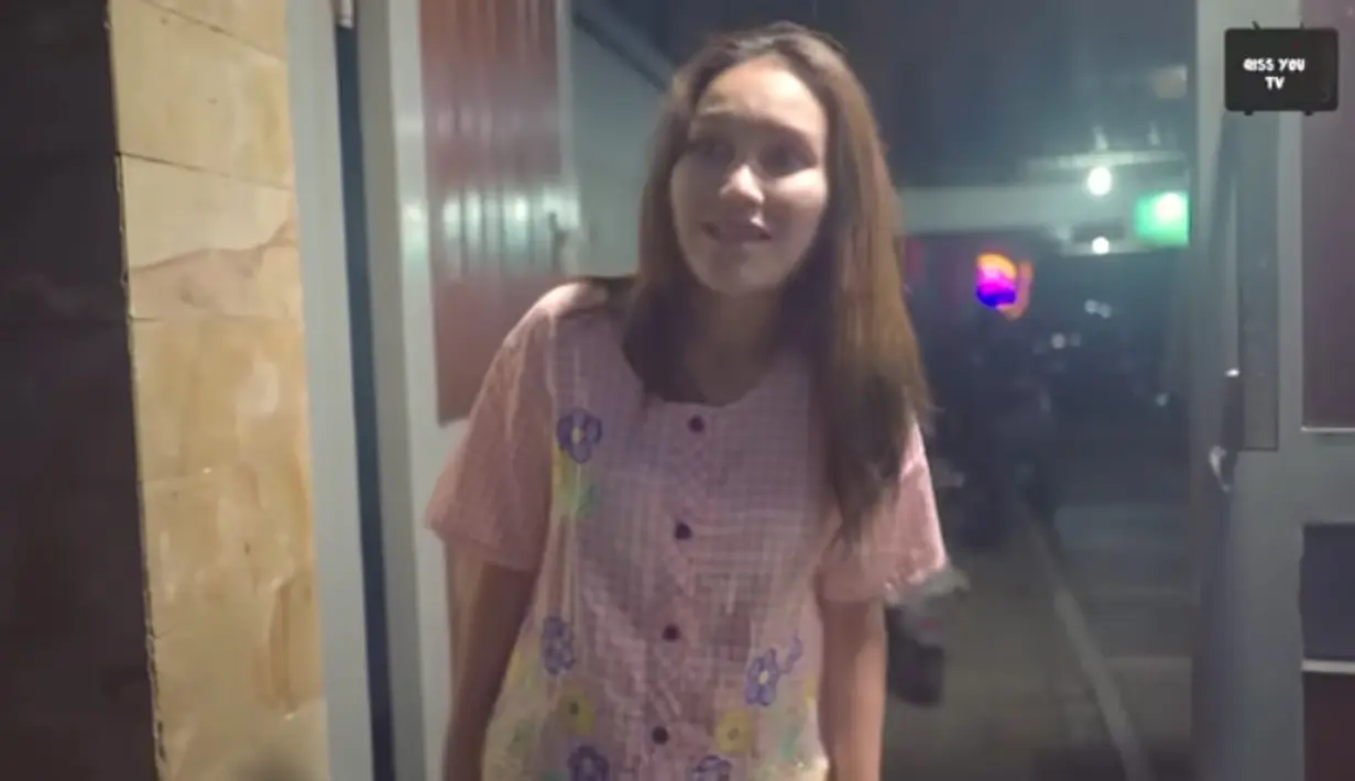 Perempuan seorang anak itu keluar rumah dengan penampilan sederhana. Tampak, ia juga tak memoles wajahnya. Ayu tampak santai tak  mengenakan hijab dan mengenakan pakaian biasa. [Youtube/Qiss You TV]