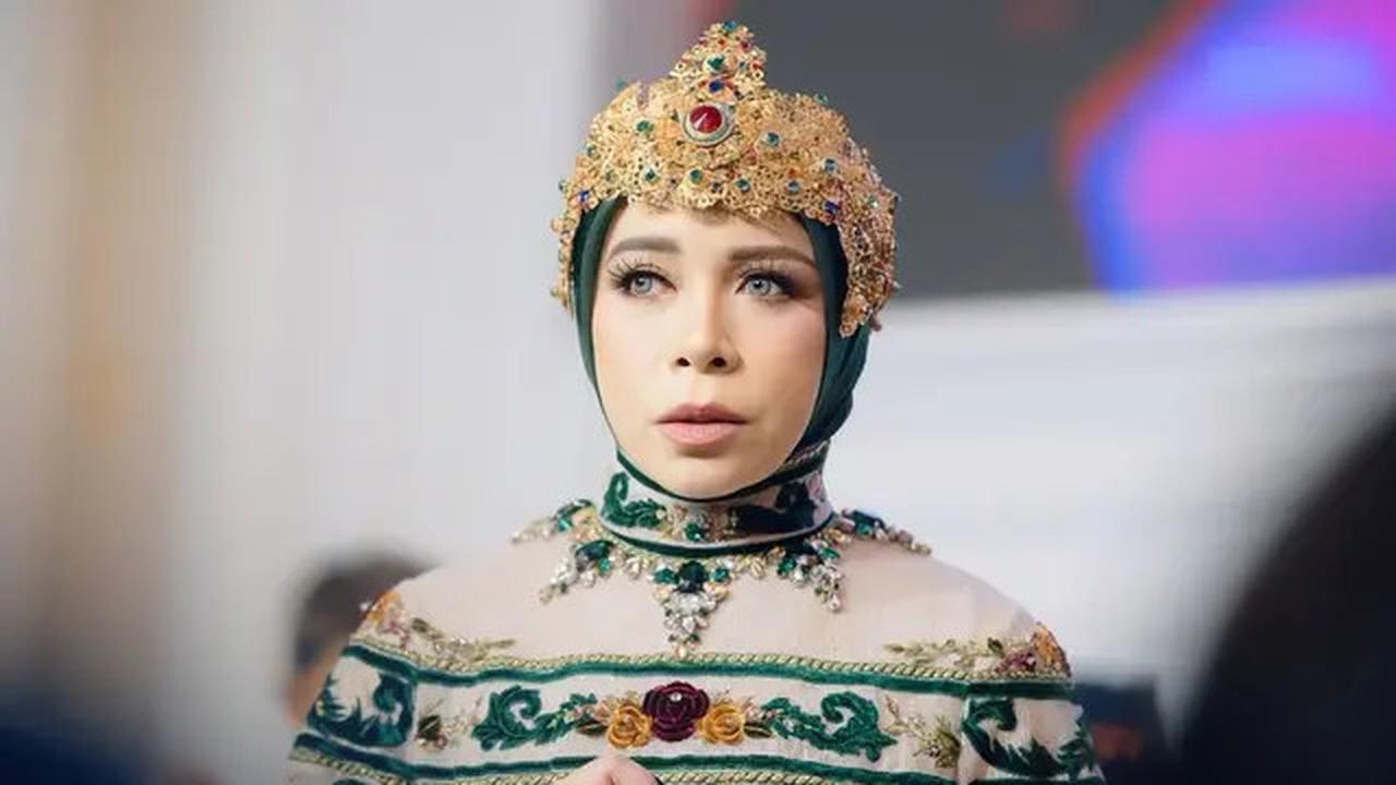 Gaya Kondangan Melly Goeslaw, Tampil Beda dengan Gaun Bertabur Permata