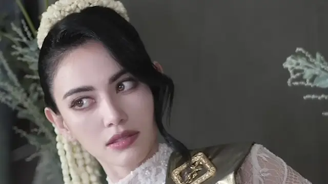 Pesona Davika Hoorne Jadi Pengantin Sunda, Kenakan Kebaya dan Siger Rancangan Desainer Indonesia