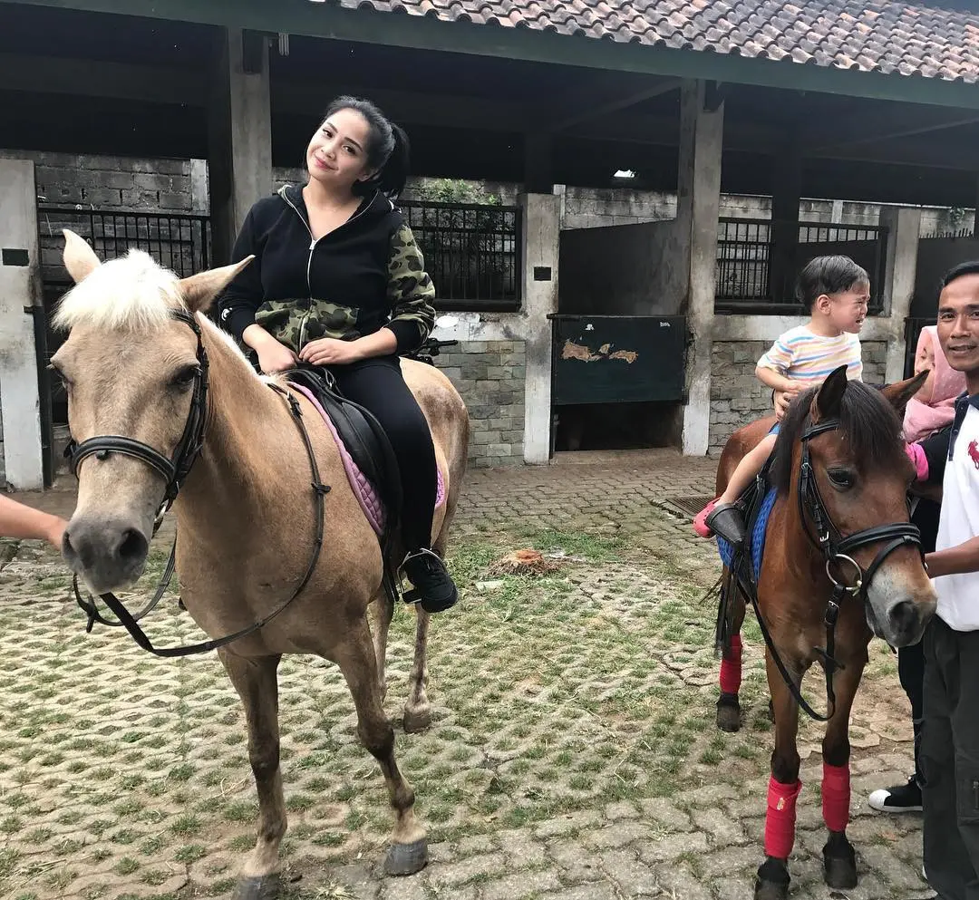 Nagita Slavina dan Rafathar menaiki kuda. (Instagram - @raffinagita1717)