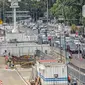 Suasana lalu lintas sekitar proyek MRT Fase II Bundaran HI-Harmoni di Jalan M.H. Thamrin, Jakarta, Rabu (10/2/2021). Proyek yang awalnya ditargetkan selesai pada Desember 2024 tersebut molor menjadi Maret 2025. (Liputan6.com/Faizal Fanani)