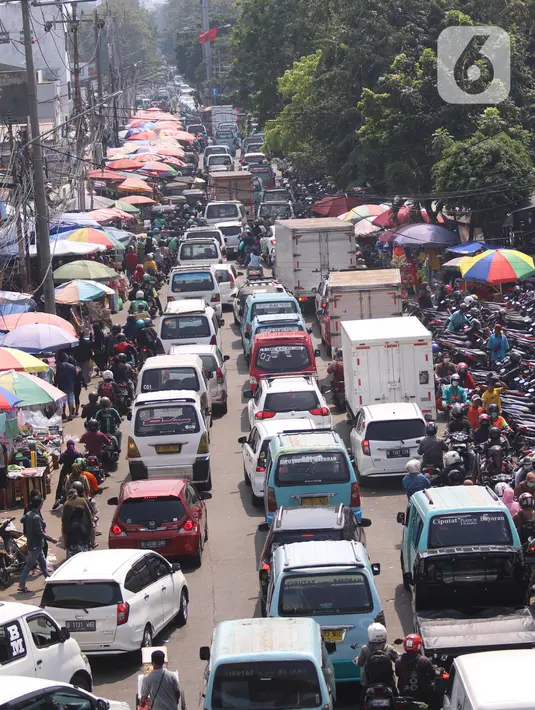 Sejumlah kendaraan terjebak macet di kawasan Pasar Kebayoran Lama, Jakarta, Selasa (11/5/2021). Sudah menjadi tradisi menjelang Idul Fitri 1442 H, warga belanja sembako dan daging untuk keperluan lebaran hingga membuat kawasan tersebut macet. (Liputan6.com/Angga Yuniar)