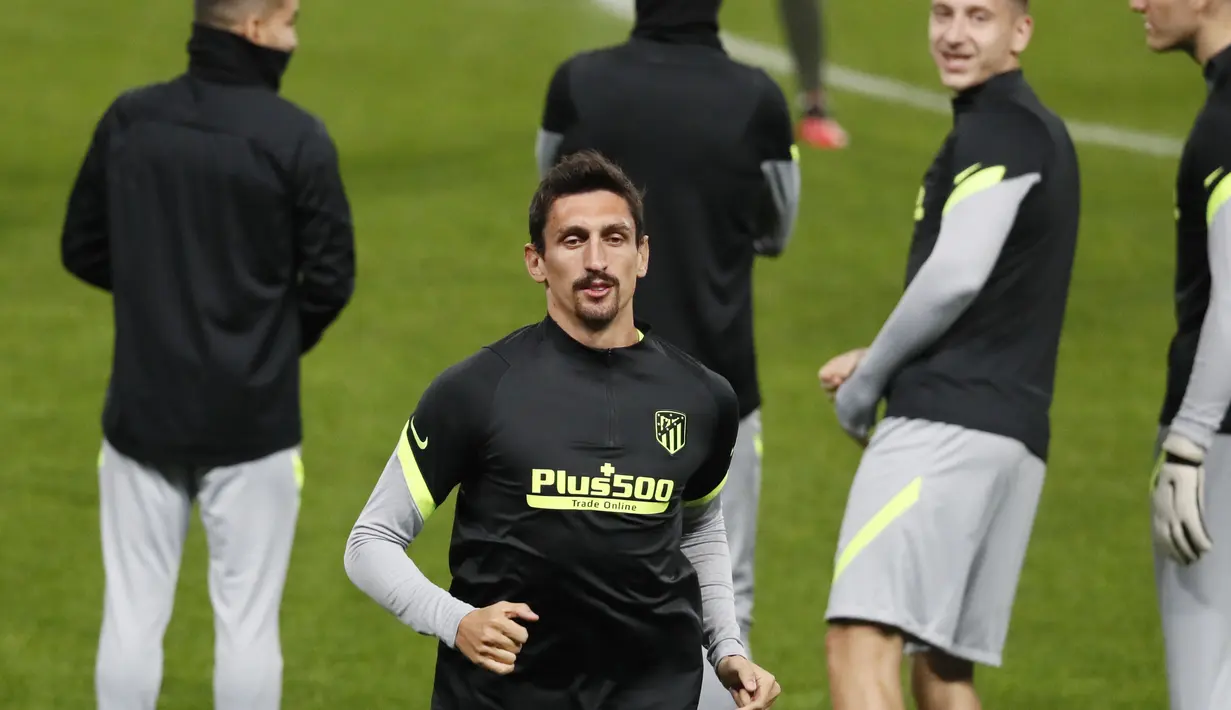 Bek Atletico Madrid, Stefan Savic melakukan pemanasan saat mengikuti sesi latihan tim di Moskow, Rusia, Senin (2/11/2020). Atletico Madrid akan bertanding melawan Lokomotiv Moscow pada grup A Liga Champions di Stadion RZD Arena. (Yuri Kochetkov/Pool via AP)