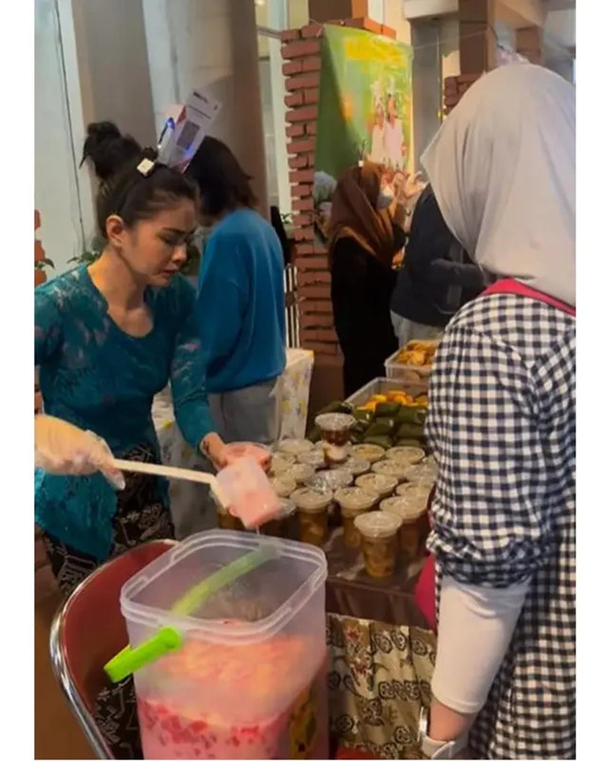 6 Potret Epy Kusnandar dan Istri Jual Takjil di Bazar Ramadhan, Raup Jutaan Rupiah