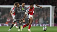 Gelandang Real Madrid asal Kroasia Luka Modric berebut bola dengan gelandang Arsenal asal Inggris Myles Lewis-Skelly selama pertandingan leg pertama perempat final Liga Champions UEFA antara Arsenal dan Real Madrid, di Stadion Emirates, London, pada 8 April 2025.Adrian Dennis / AFP
