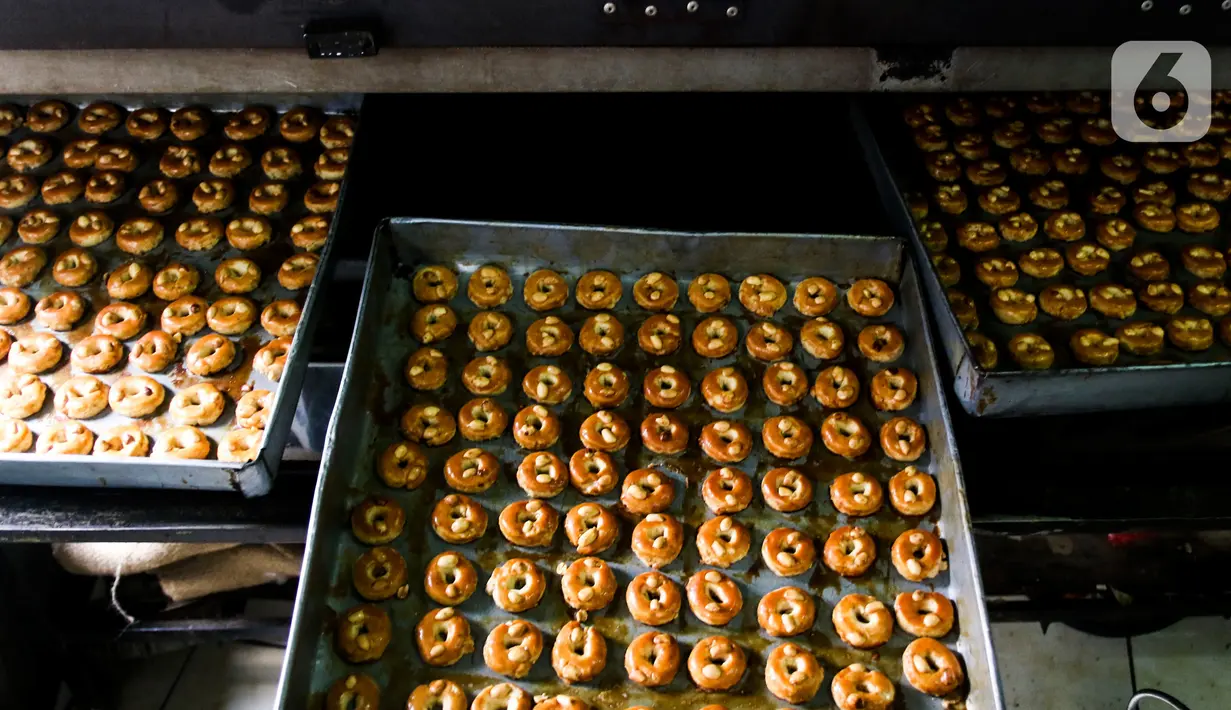 Kue setelah dimasukan dalam oven di industri pembuatan kue kering Pusaka Kwitang, Jakarta, Kamis (30/4/2020). Kue kering yang dijual seharga Rp480 ribu per kaleng itu pada bulan Ramadan tahun ini mengalami penurunan produksi hingga 500 kaleng akibat pandemi COVID-19. (Liputan6.com/Johan Tallo)
