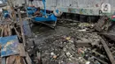 Tumpukan sampah mengambang di pinggir laut kawasan Kampung Nelayan, Penjaringan, Jakarta Utara, Minggu (20/9/2020). Setiap harinya, Jakarta memproduksi sekitar 7.000 ton sampah. Sekitar 1.900 hingga 2.000 ton merupakan sampah plastik. (Liputan6.com/Johan Tallo)