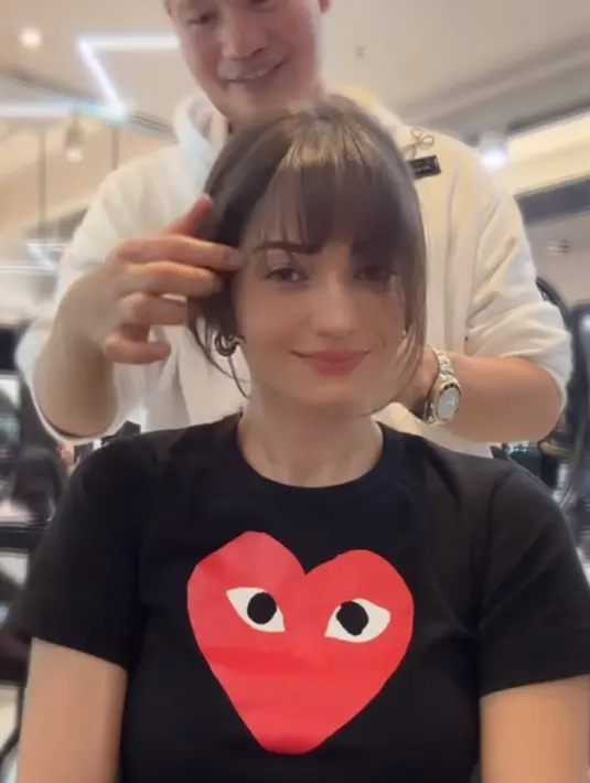 Selepas diubah gaya rambutnya, Enzy Storia terlihat berbeda. Mengenakan kaos hitam, potret Enzy Storia dengan rambut poni bikin pangling. (Liputan6.com/IG/@enzystoria)
